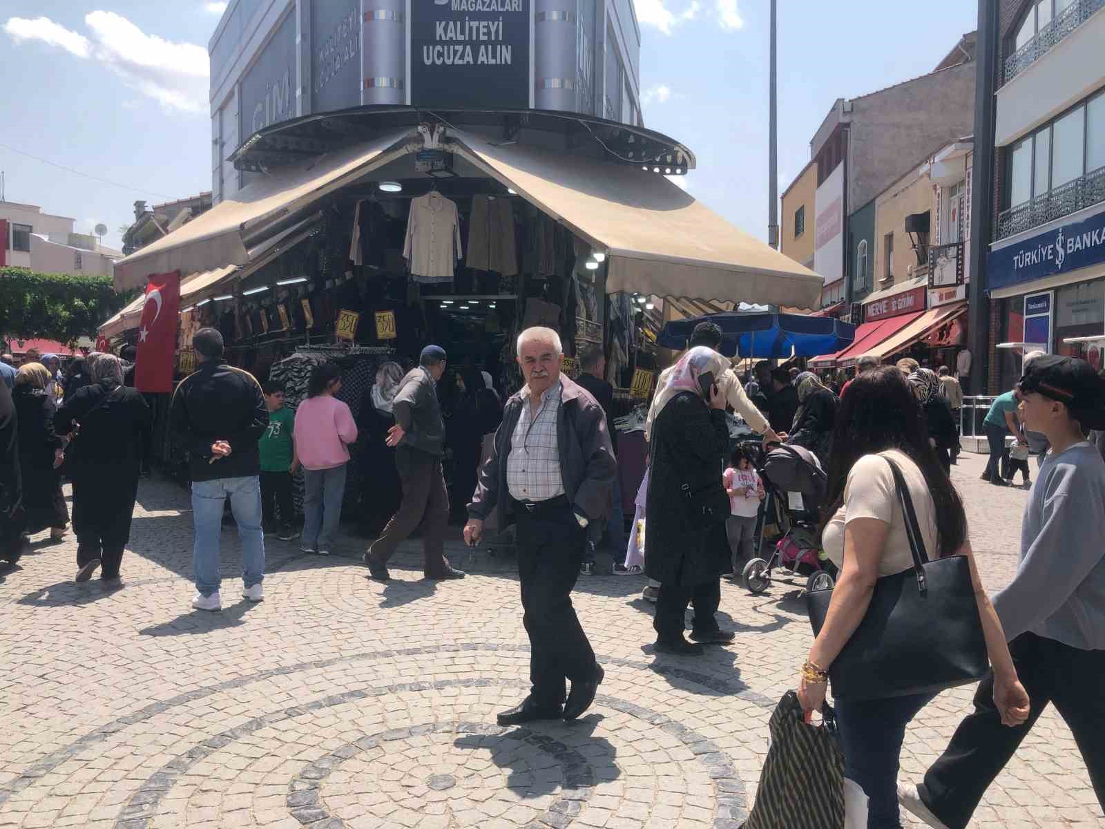Eskişehir’de sıcak havayı fırsat bilen vatandaşlar çarşıya akın etti