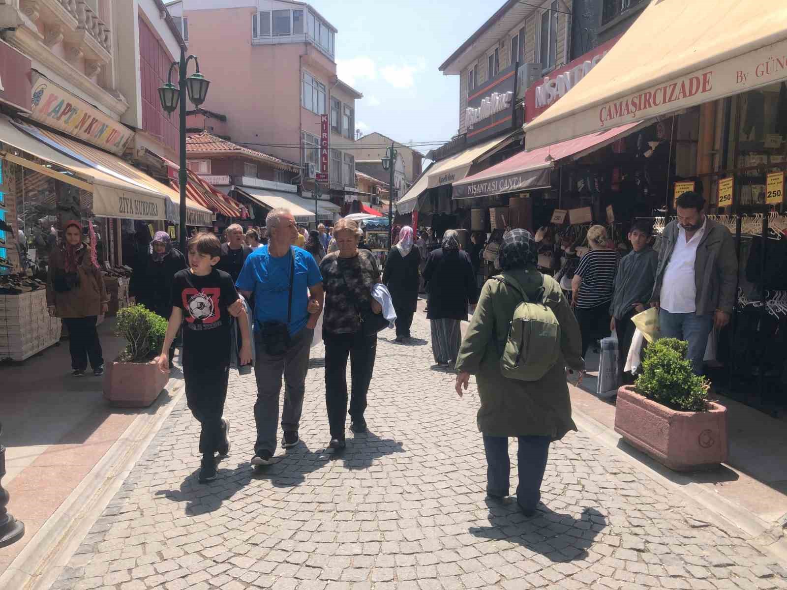 Eskişehir’de sıcak havayı fırsat bilen vatandaşlar çarşıya akın etti