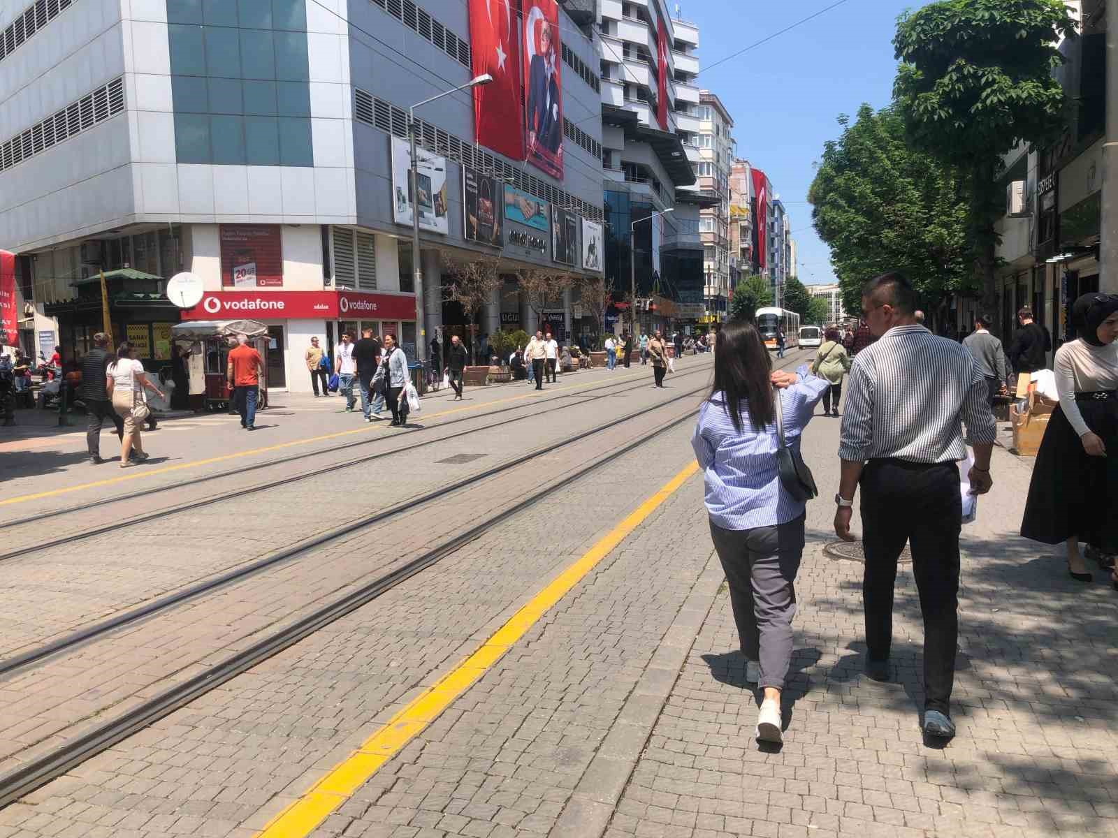 Eskişehir’de sıcak havayı fırsat bilen vatandaşlar çarşıya akın etti