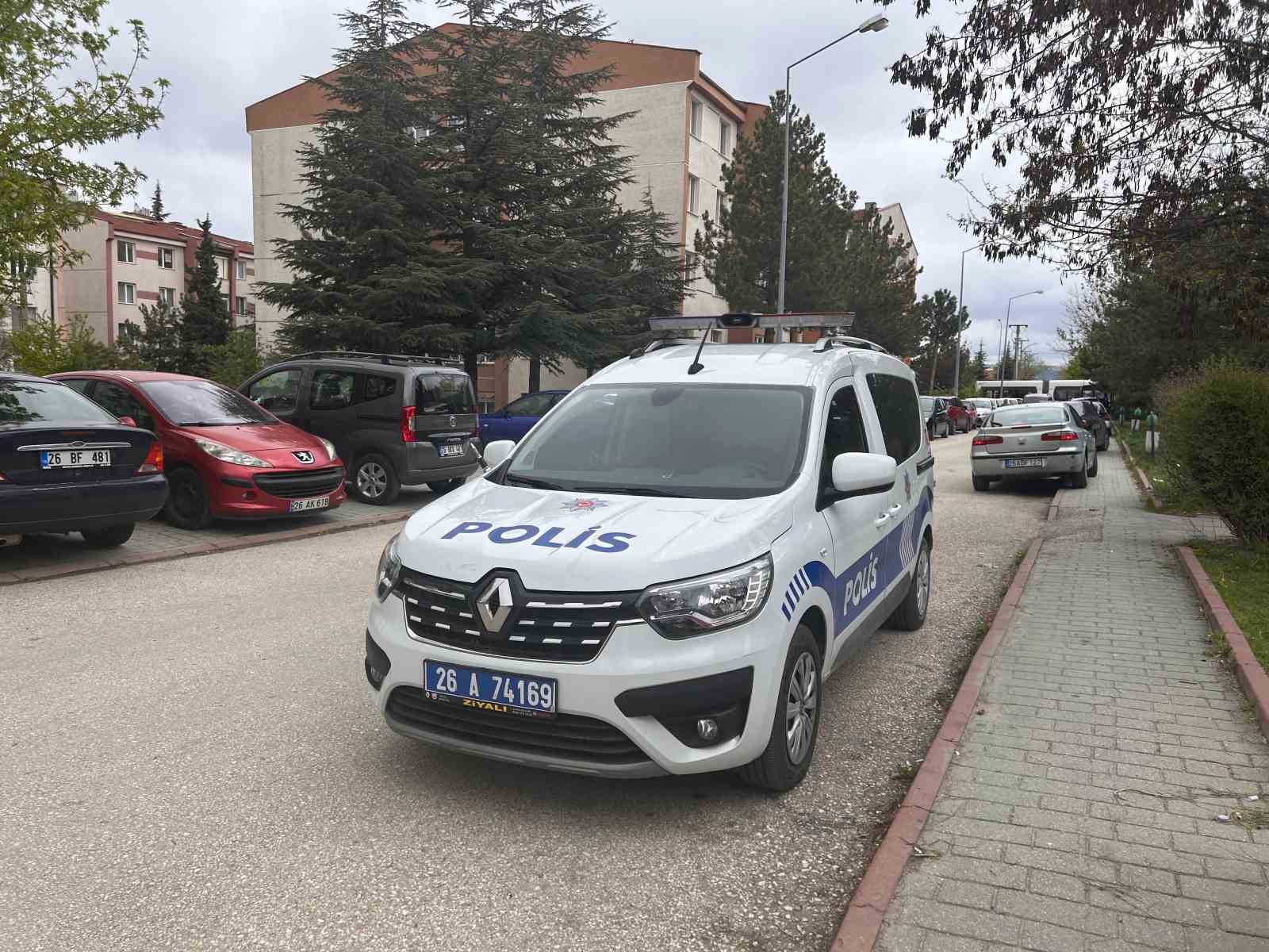 Çalılar budanınca ortaya çıkan pompalı tüfeği polis muhafaza altına aldı