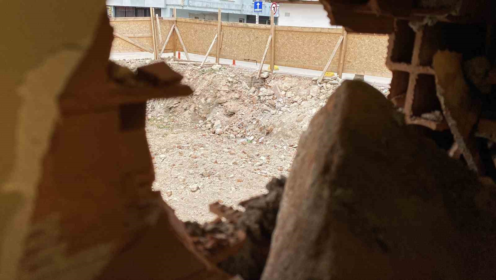 Kepçenin çarptığı iş yerinin duvarı hasar gördü