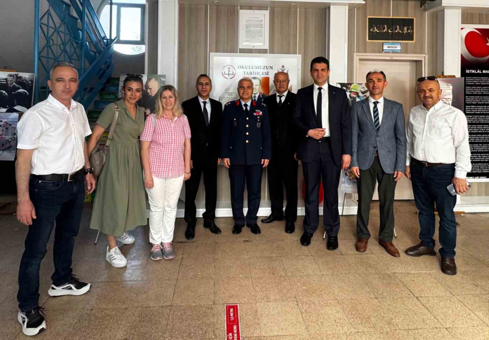 Eskişehir Orgeneral Halil Sözer Ortaokulu‘nda ‘Atatürk Çocukları Çok Severdi’ isimli resim ve fotoğraf sergisi