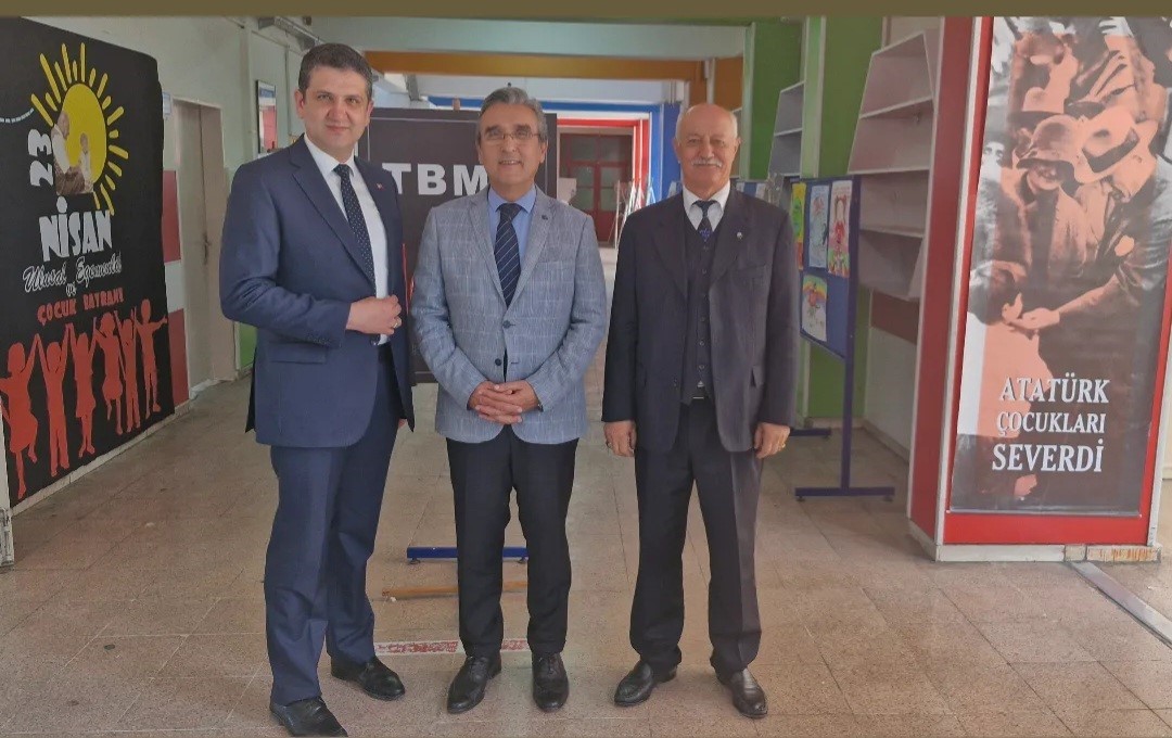 Eskişehir Orgeneral Halil Sözer Ortaokulu‘nda ‘Atatürk Çocukları Çok Severdi’ isimli resim ve fotoğraf sergisi