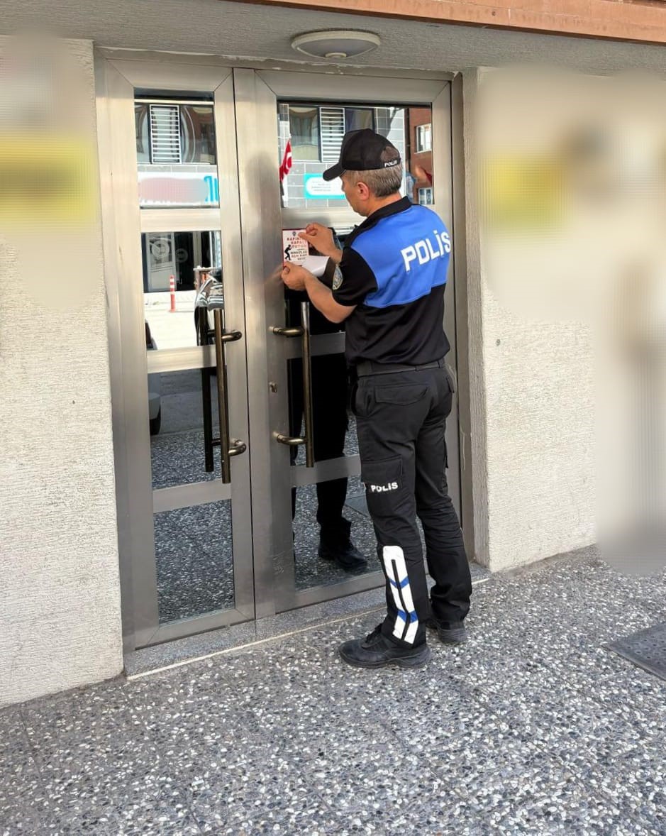 Binaların giriş kapılarına binlerce ’Hırsızlık Açık Kapı Sever’ isimli etiket yapıştırıldı