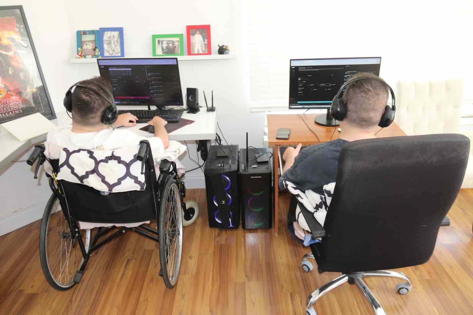 Yalnızca parmaklarını kullanabilen ikiz kardeşler bin parça besteledi