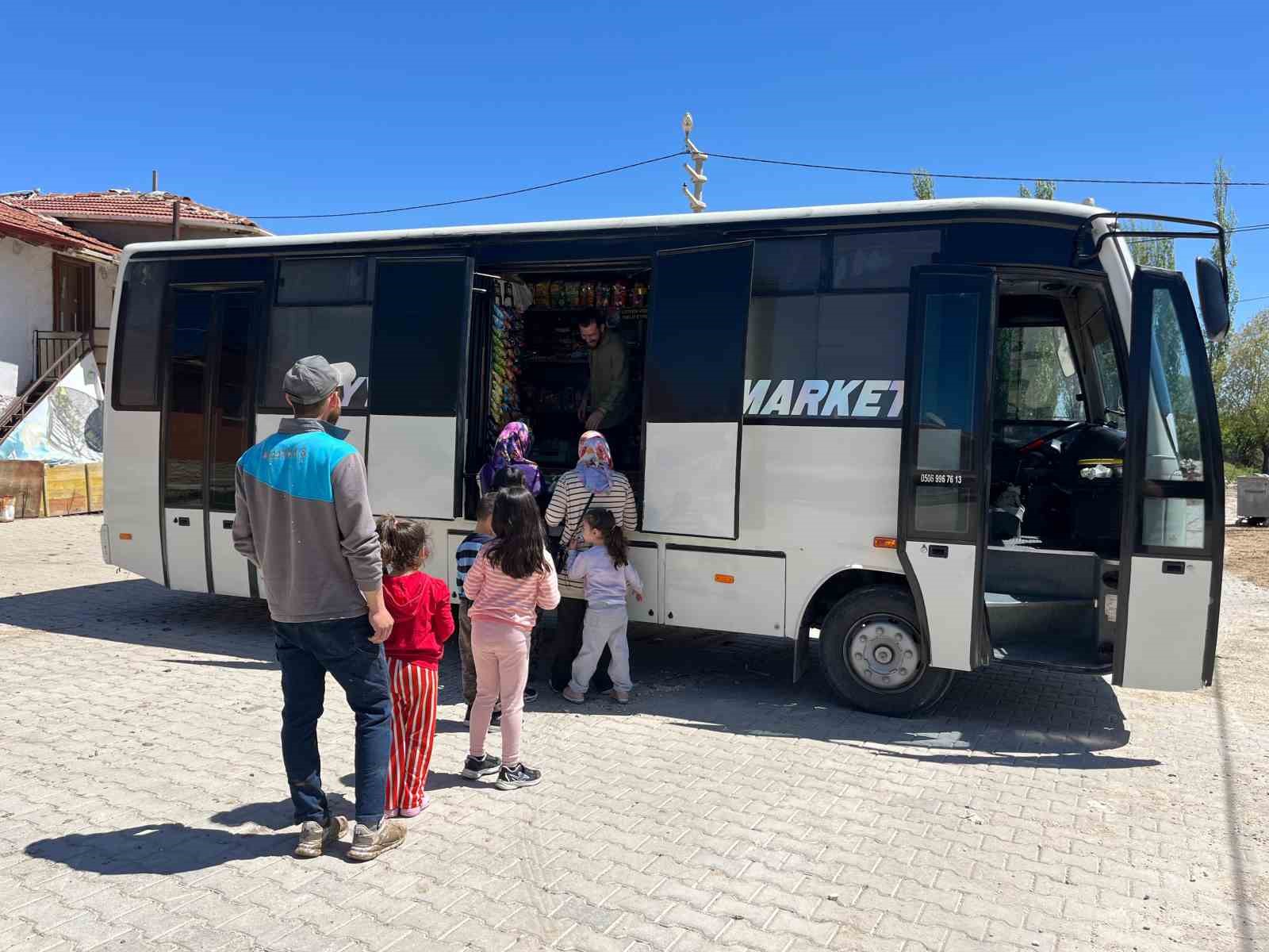 Marketini ’sırtına’ sarıp köyleri gezmeye başladı; 