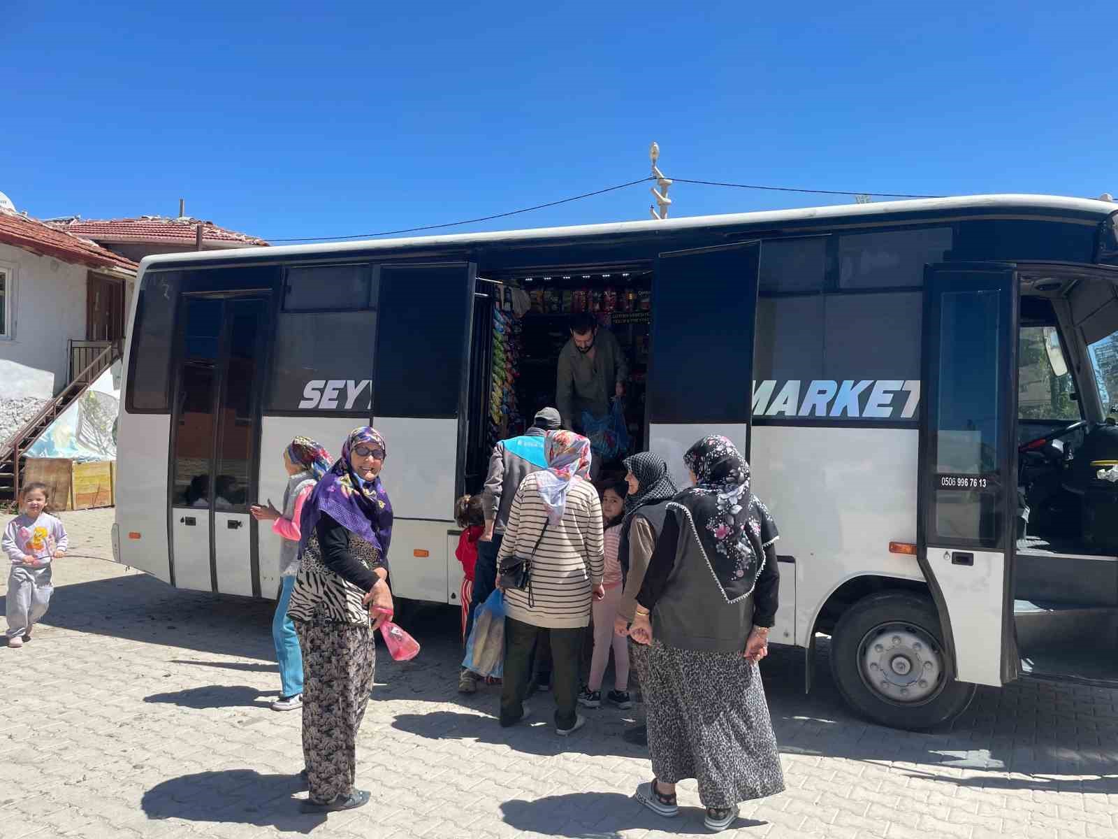 Marketini ’sırtına’ sarıp köyleri gezmeye başladı; 