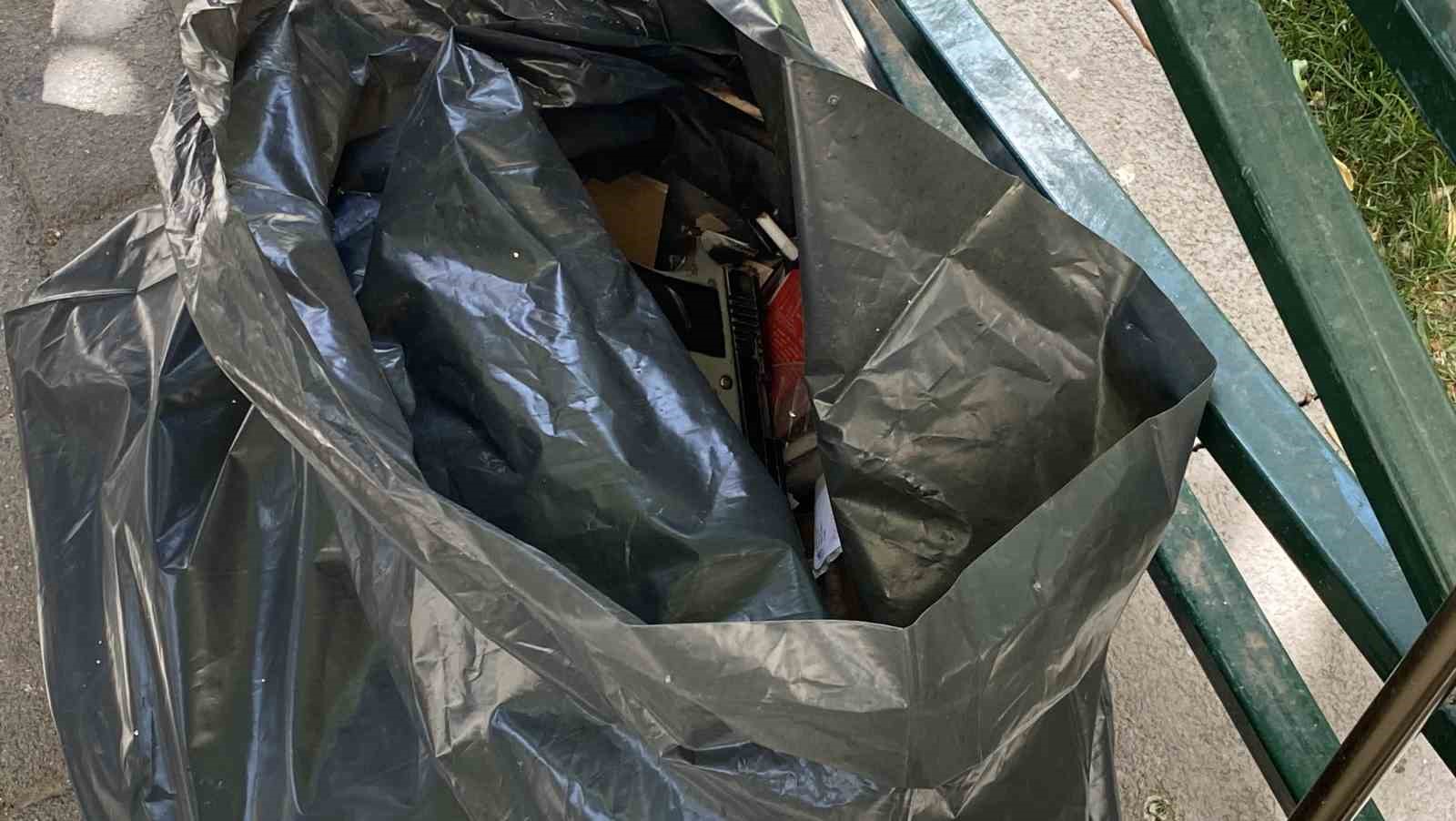 Eskişehir’de temizlik görevlileri, çöp yerine tabanca topladı