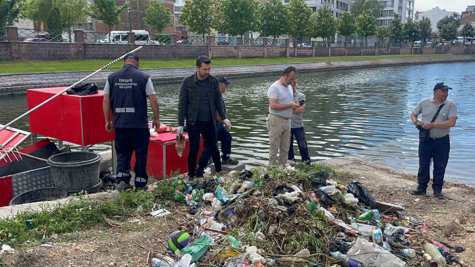 Eskişehir’de temizlik görevlileri, çöp yerine tabanca topladı