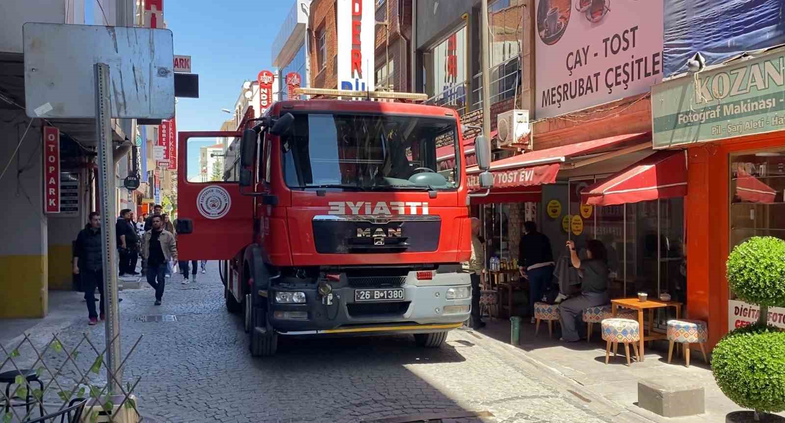 Komşusunun çatısında çıkan yangını terasından film gibi izledi
