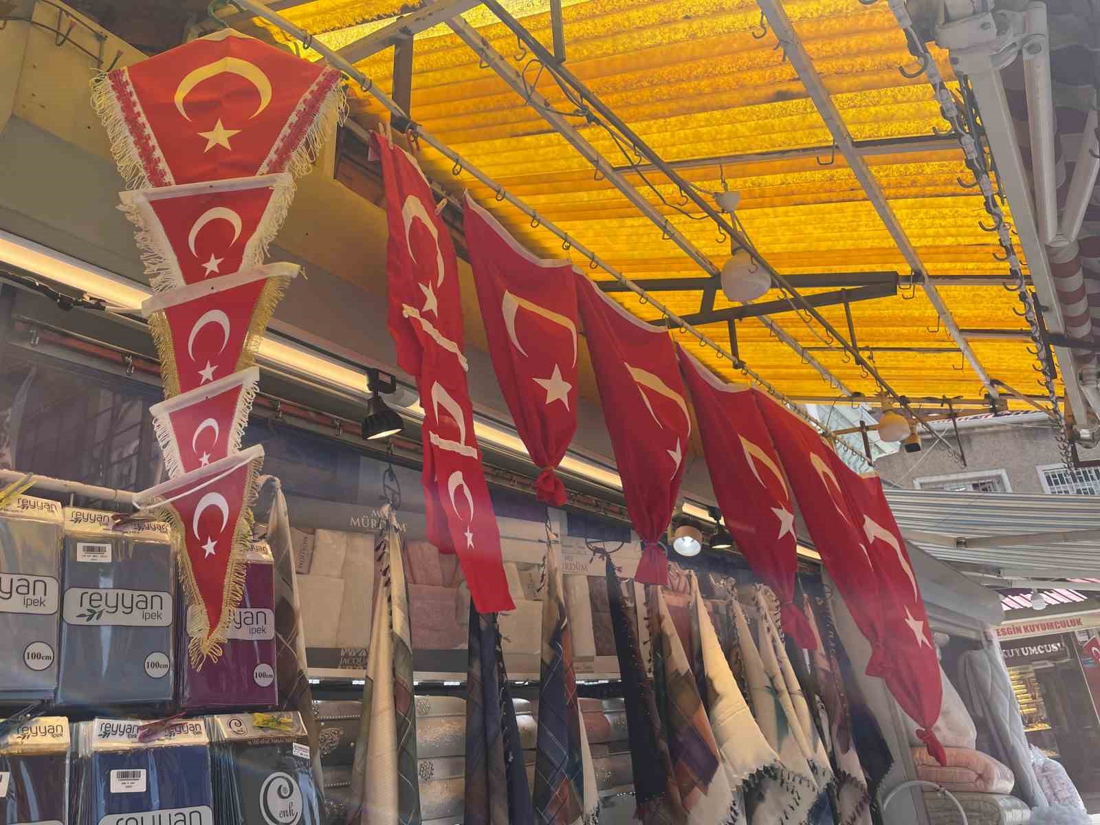 19 Mayıs’ta dükkânlar Türk bayraklarıyla donatıldı