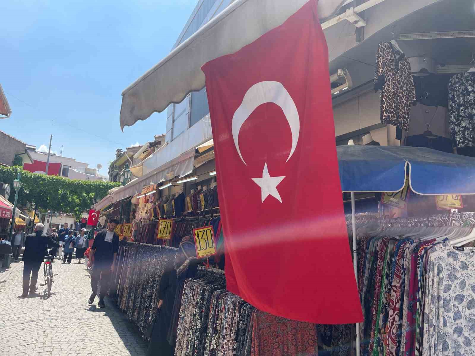 19 Mayıs’ta dükkânlar Türk bayraklarıyla donatıldı