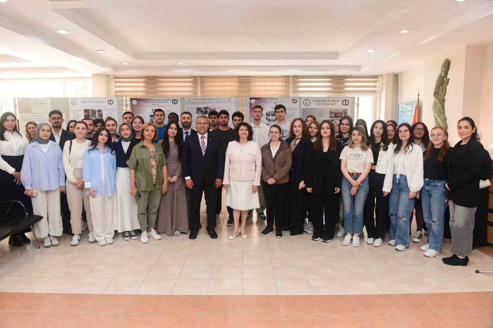 Eczacılık Fakültesi’nde ’Topluma Hizmet Uygulamaları’ dersi çerçevesinde sergi açıldı
