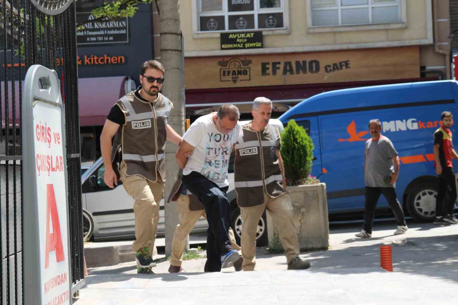 Köpeği, çişini yaptırmak için indirip yere fırlattı