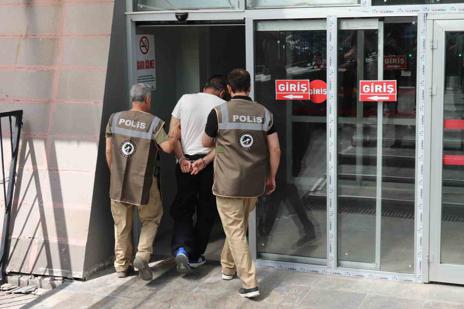Köpeği, çişini yaptırmak için indirip yere fırlattı