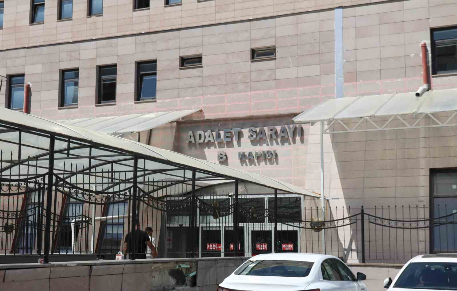 Köpeği, çişini yaptırmak için indirip yere fırlattı