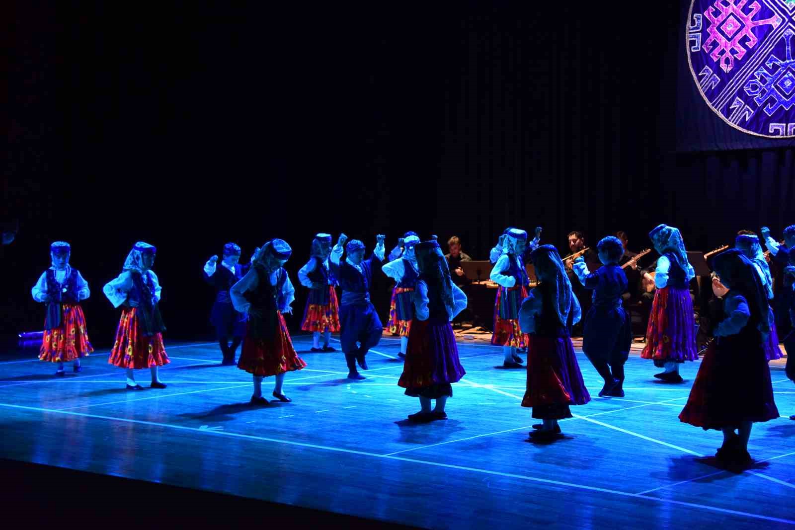 Anadolu Üniversitesinden Çocuk Halk Dansları Topluluğu gösterisi