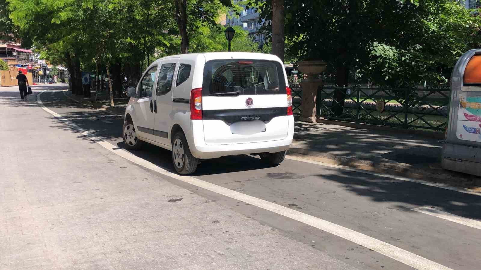 Yeni bisiklet yoluna araç engeli