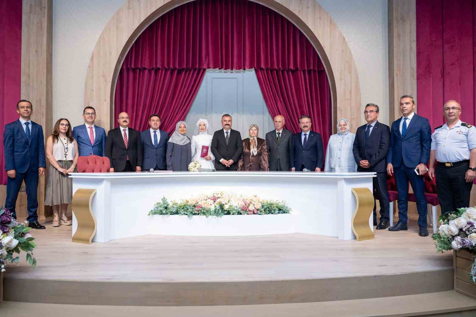 Vali Aksoy, Aile ve Sosyal Hizmetler İl Müdürü Bayrak’ın nikah şahidi oldu