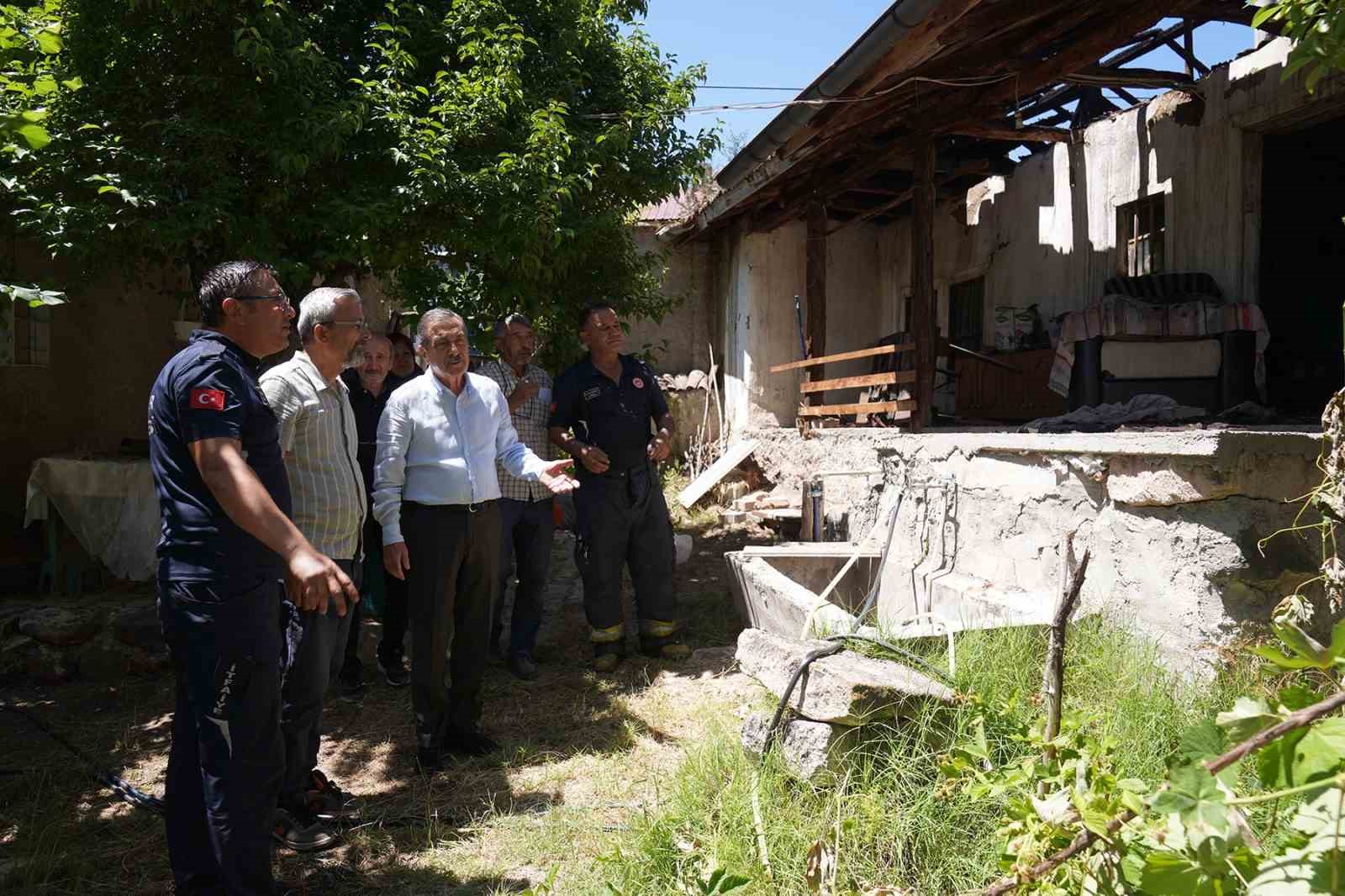Başkan Ataç yanan evlerde incelemelerde bulundu