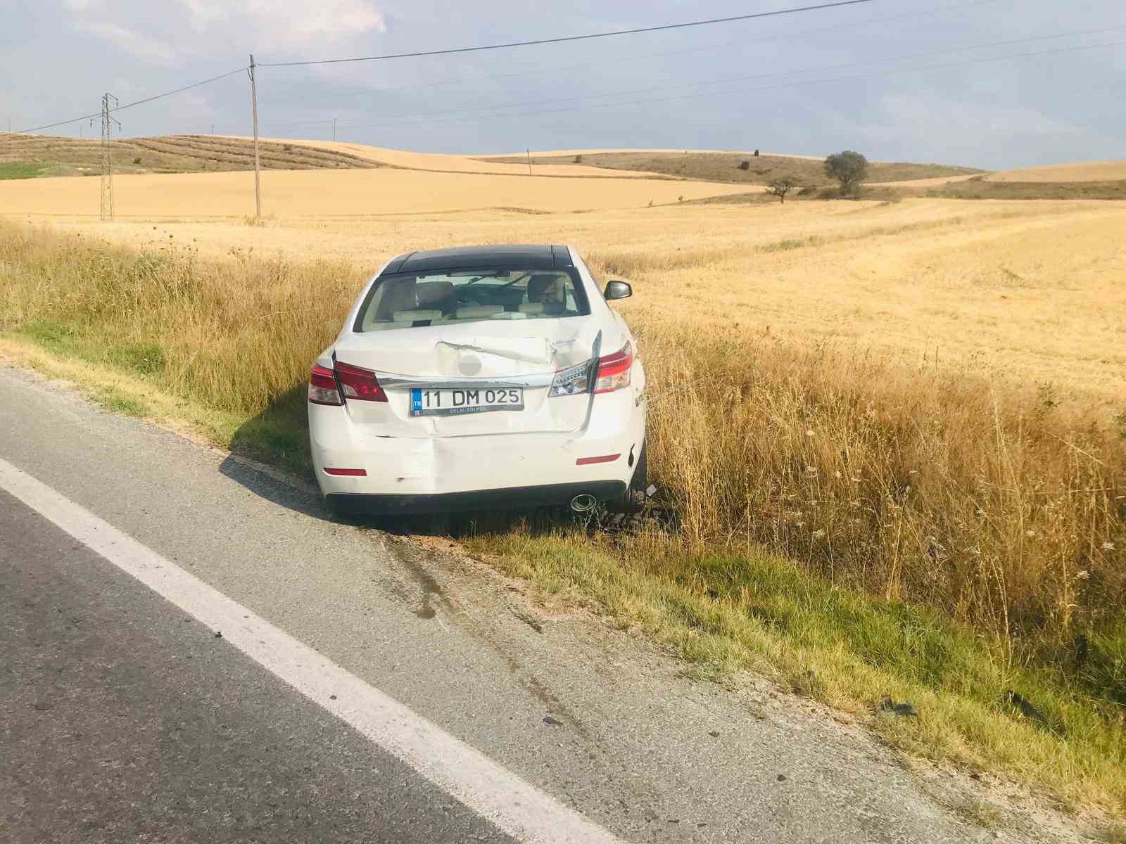 Viraja hızlı giren otomobil karşı yönden gelen iki tıra çarptı, facia kıl payı atlatıldı