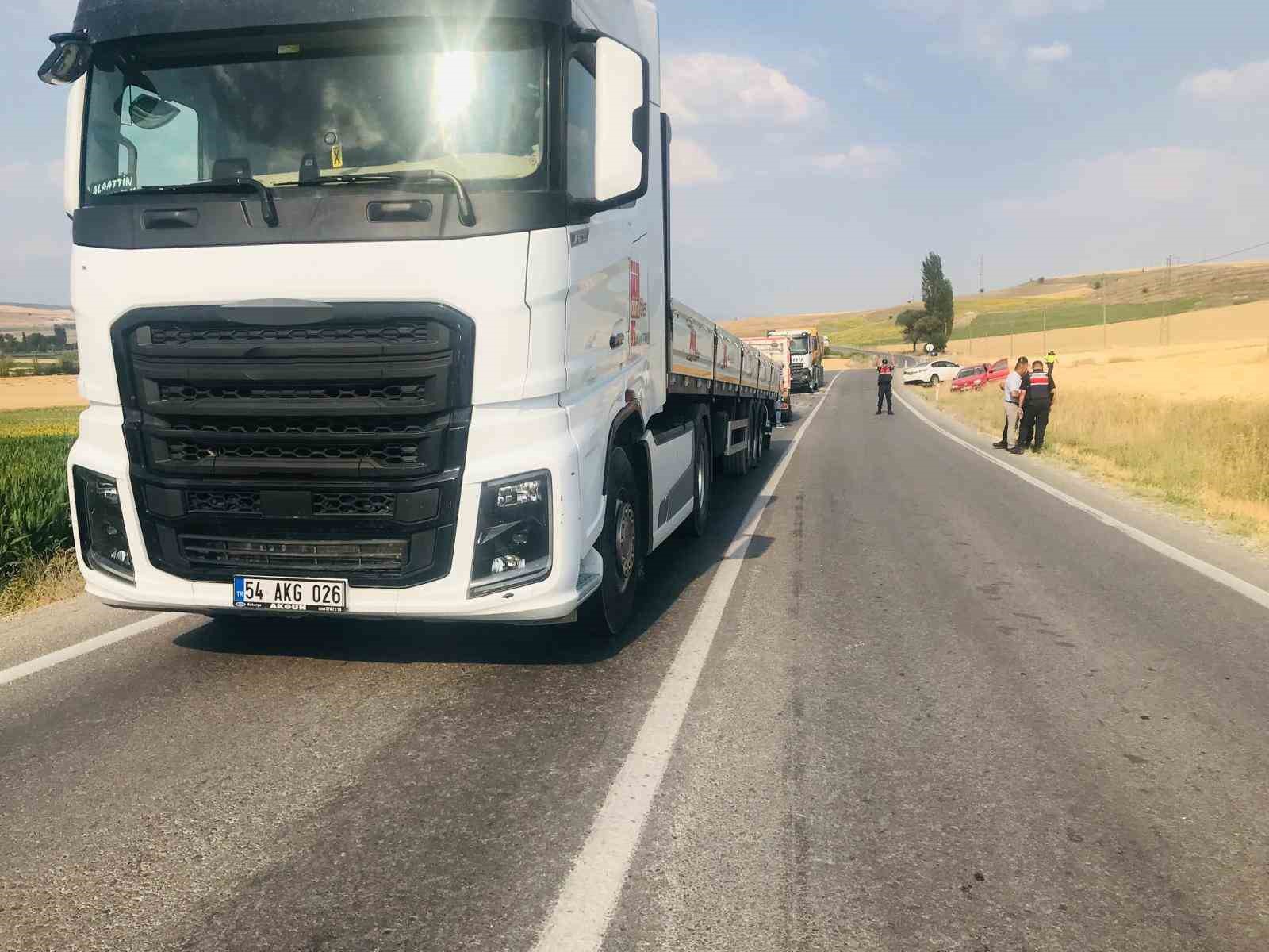 Viraja hızlı giren otomobil karşı yönden gelen iki tıra çarptı, facia kıl payı atlatıldı