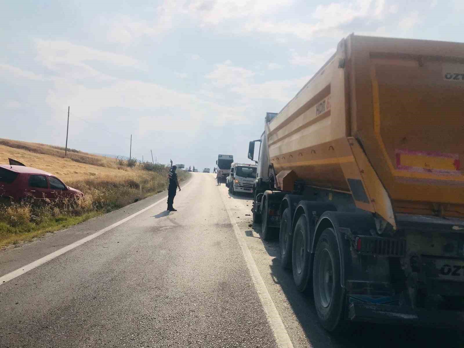 Viraja hızlı giren otomobil karşı yönden gelen iki tıra çarptı, facia kıl payı atlatıldı