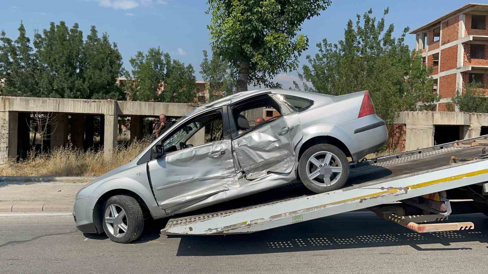 Kazayı inceleyen polisin aracına kontrolden çıkan otomobil çarptı: 1’i polis 3 yaralı