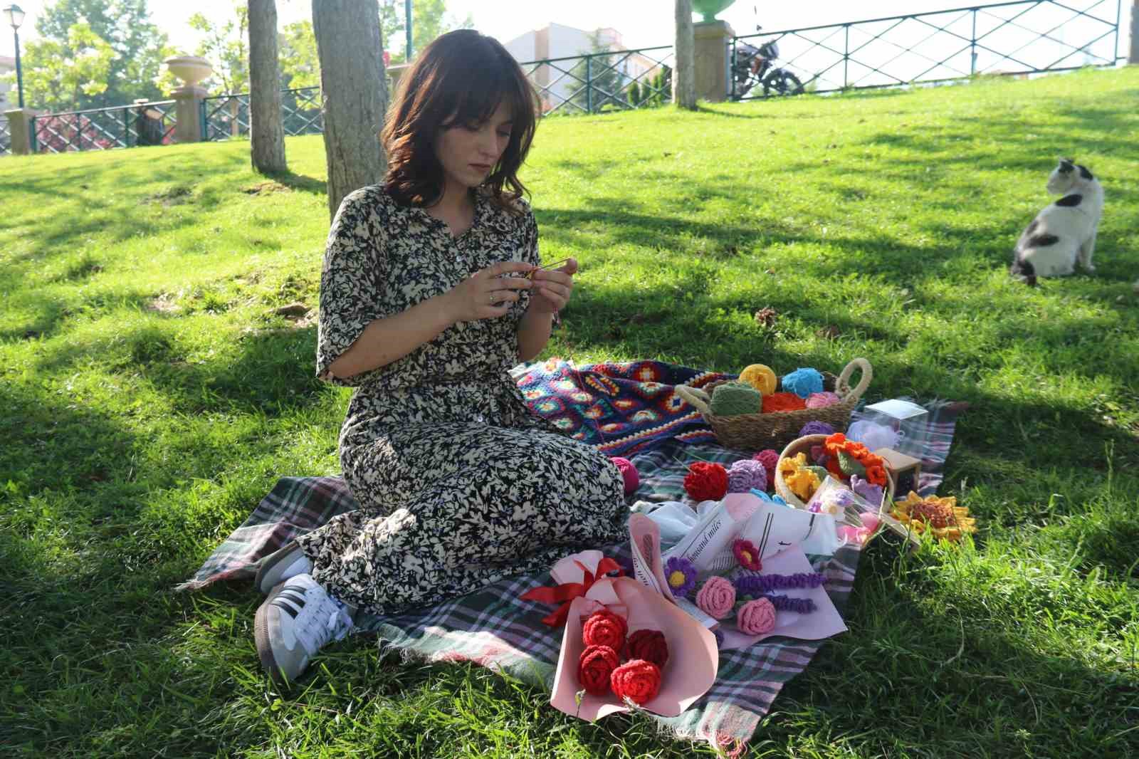 İlmek ilmek işlenen çiçeklerin gerçeğinden tek farkı kokusu