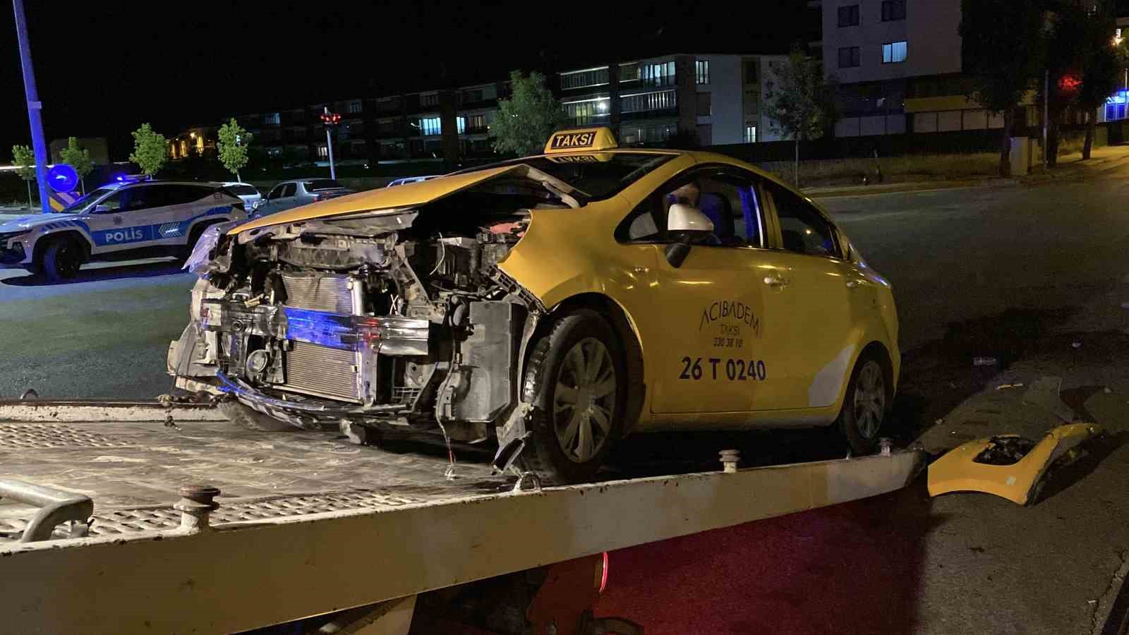 Kazaya karışan otomobilin alkollü yolcusu polis ekiplerine zorluk çıkarttı