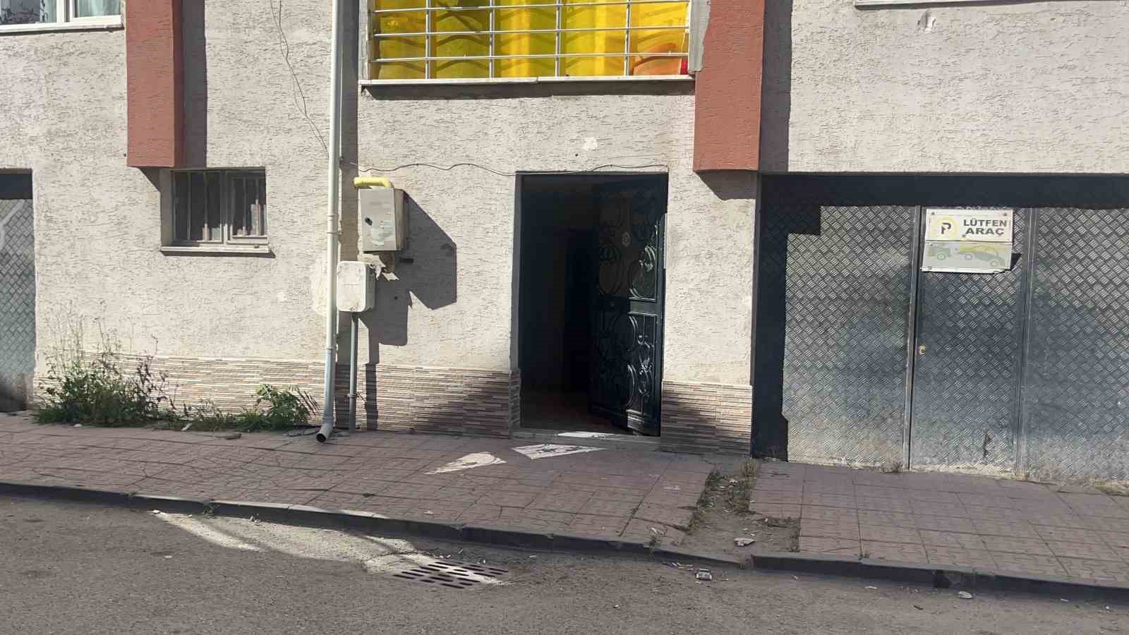 (ÖZEL) Birinci kattan düşen 1 buçuk yaşındaki çocuk hastaneye kaldırıldı