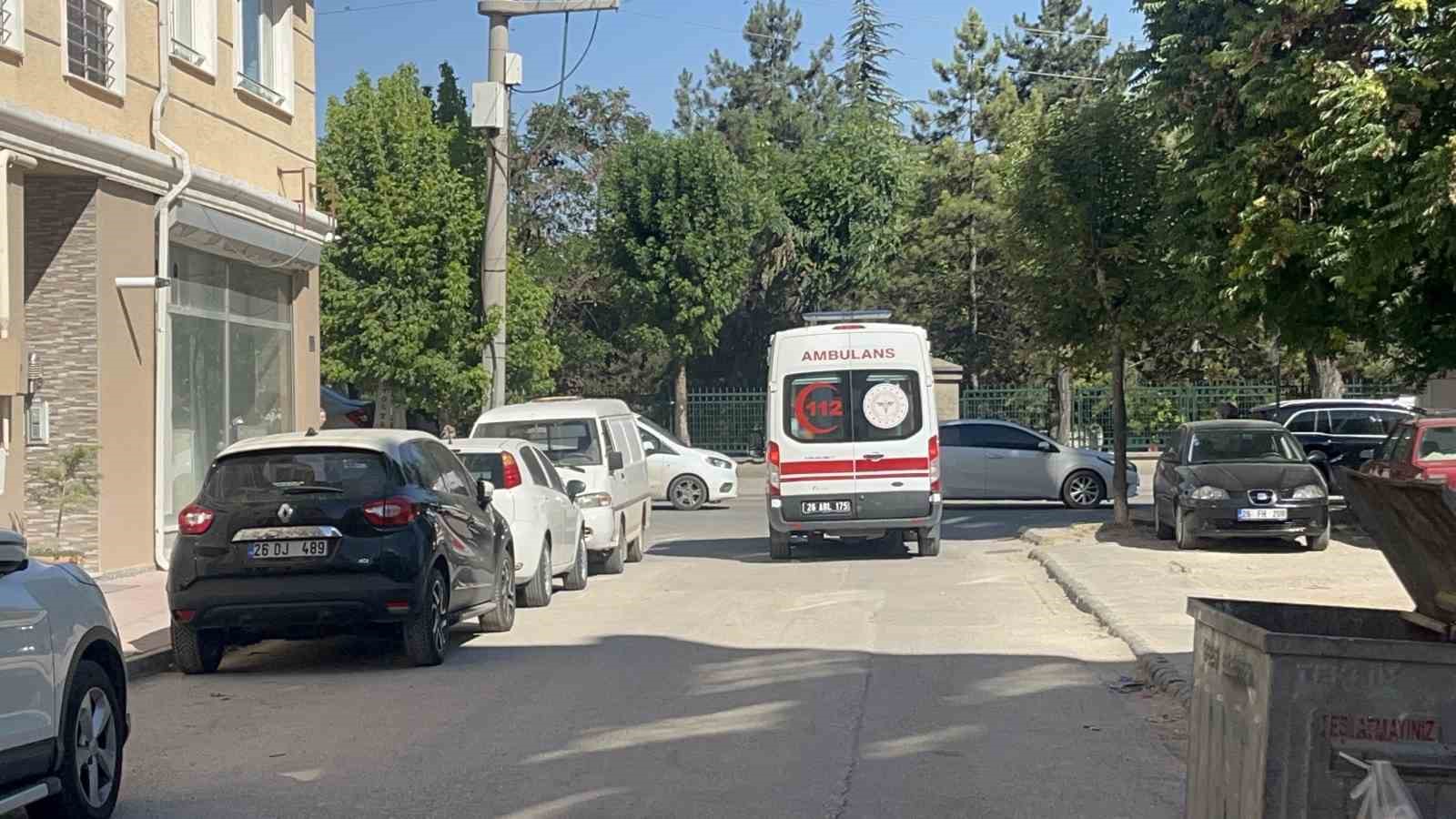 (ÖZEL) Birinci kattan düşen 1 buçuk yaşındaki çocuk hastaneye kaldırıldı