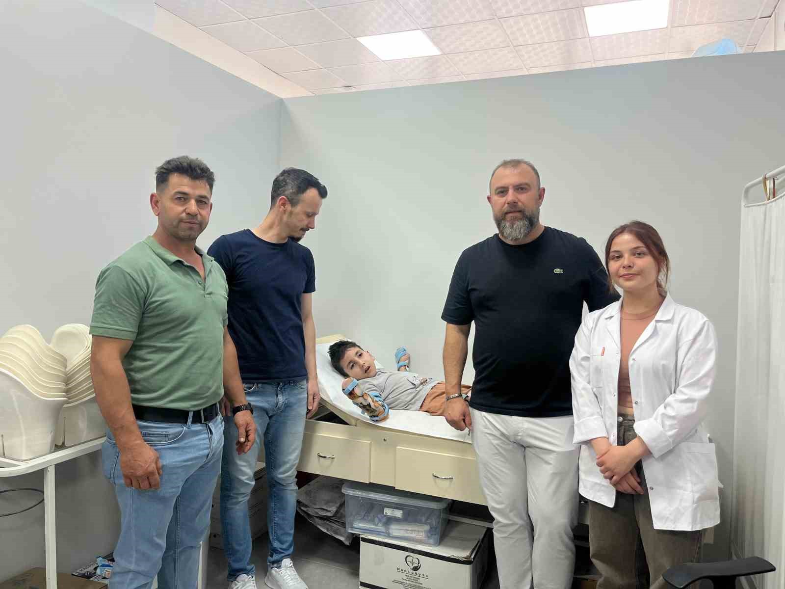 İHA’nın haberinden sonra yardımlar devam eden çocuğa KAFO cihazı alındı