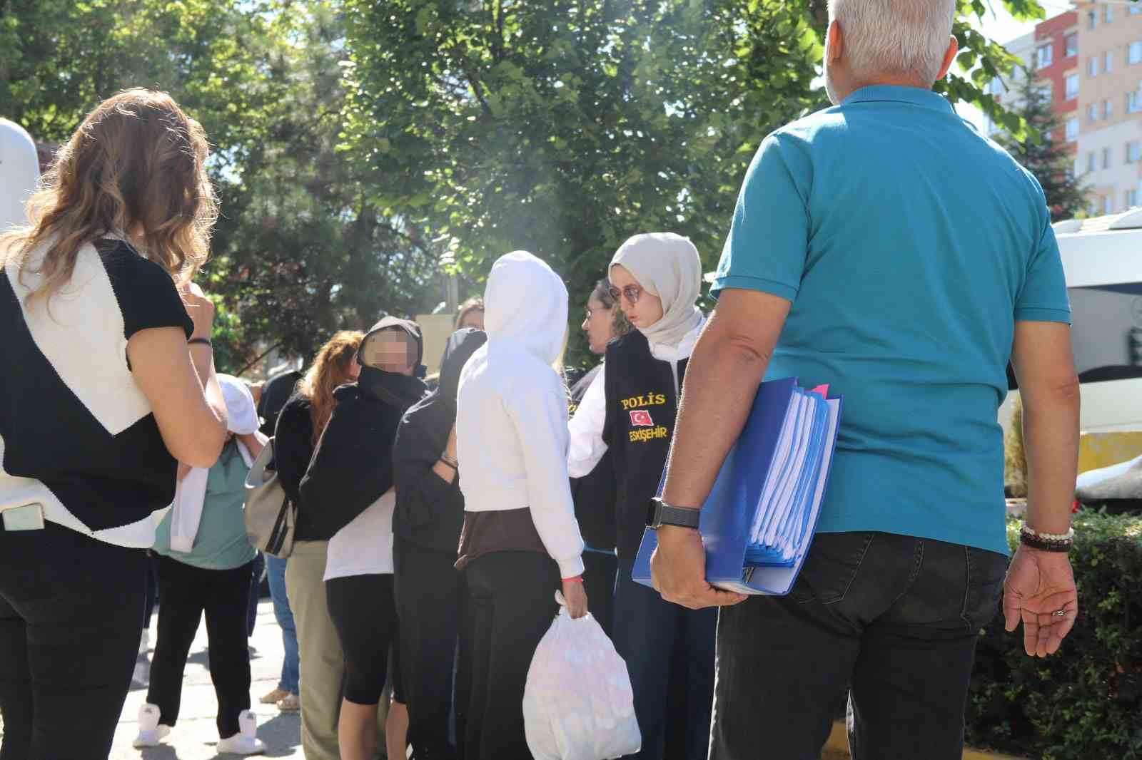 Eskişehir’de aylarca süren takibin ardından düzenlenen fuhuş operasyonunda 19 şüpheli yakalandı