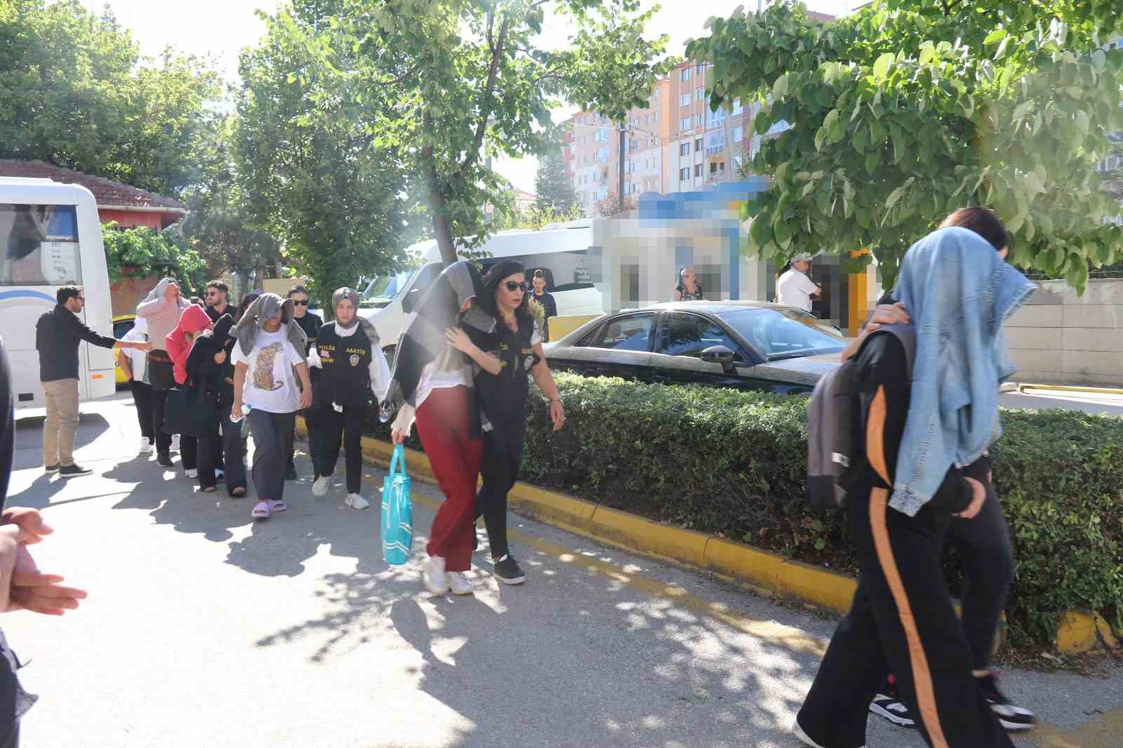Eskişehir’de aylarca süren takibin ardından düzenlenen fuhuş operasyonunda 19 şüpheli yakalandı