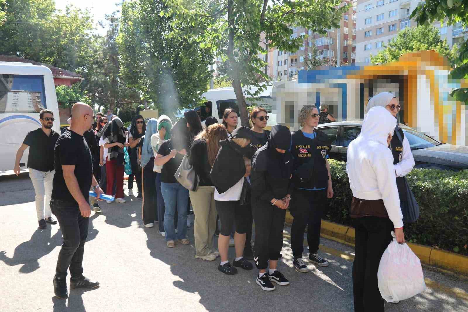 Eskişehir’de aylarca süren takibin ardından düzenlenen fuhuş operasyonunda 19 şüpheli yakalandı