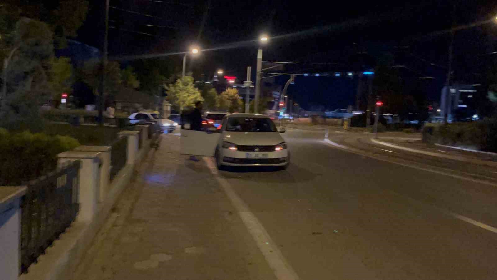 Çevirmeye yakalanarak ceza yiyen arkadaşının yanında alkol almaya devam etti