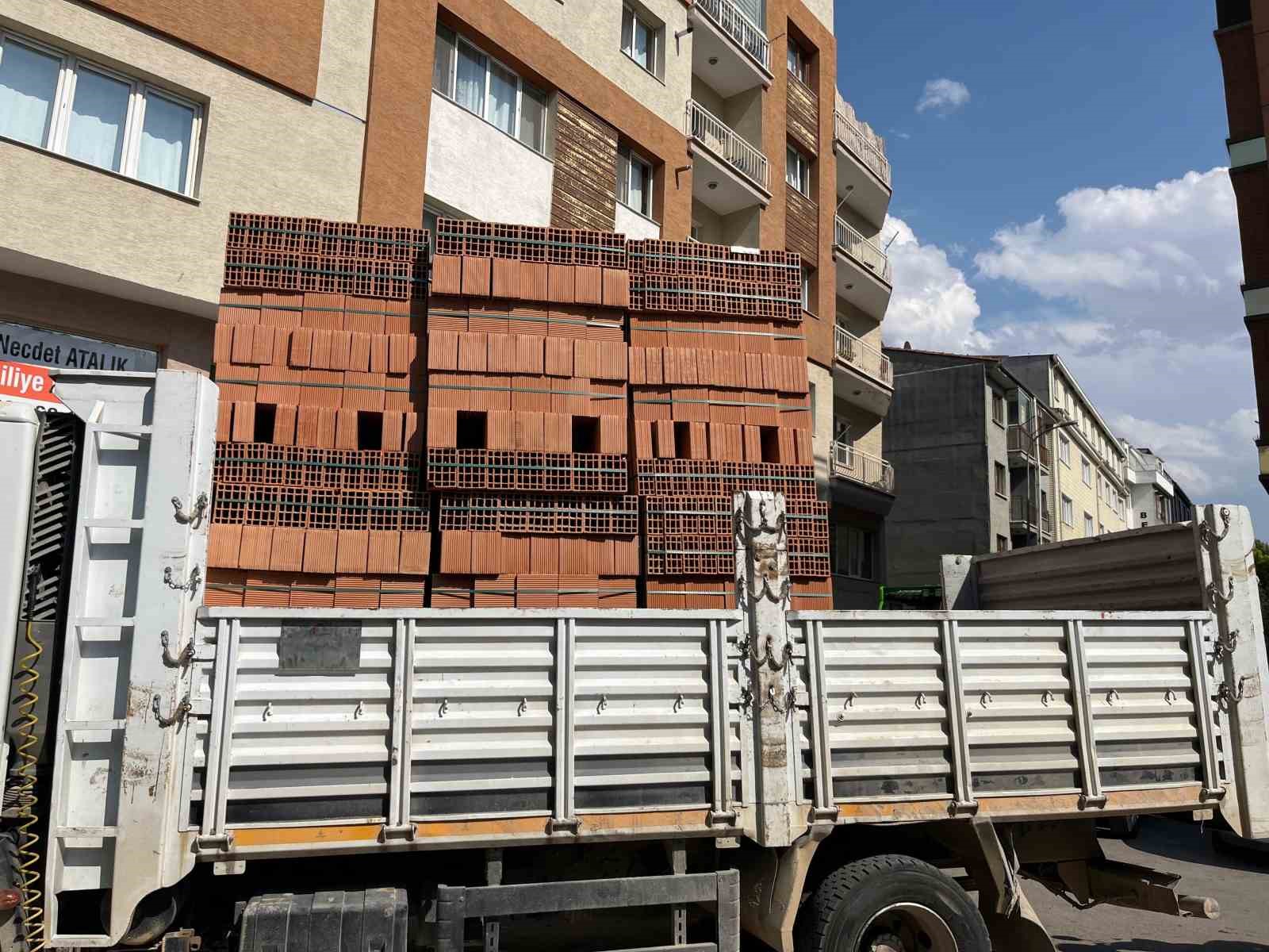 Kamyondan düşen tuğlalar yolu kapattı