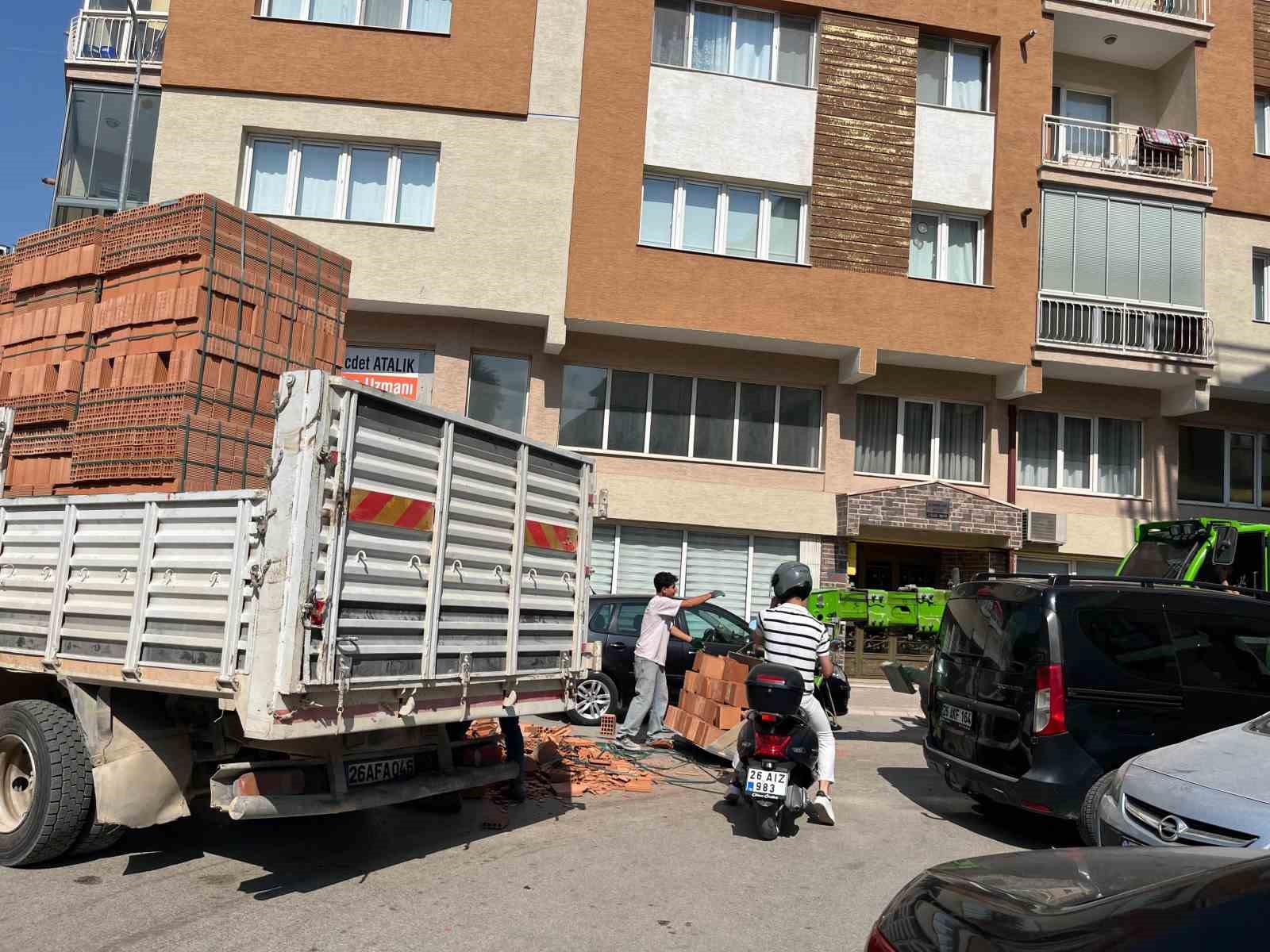 Kamyondan düşen tuğlalar yolu kapattı