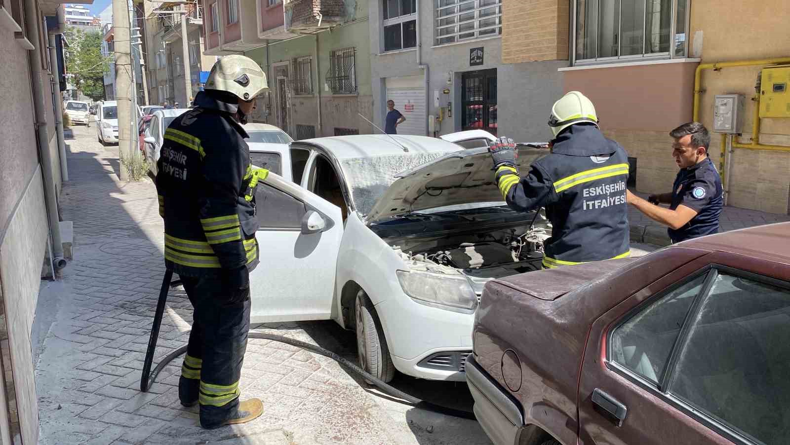 Park halindeki otomobildeki yangın büyümeden söndürüldü