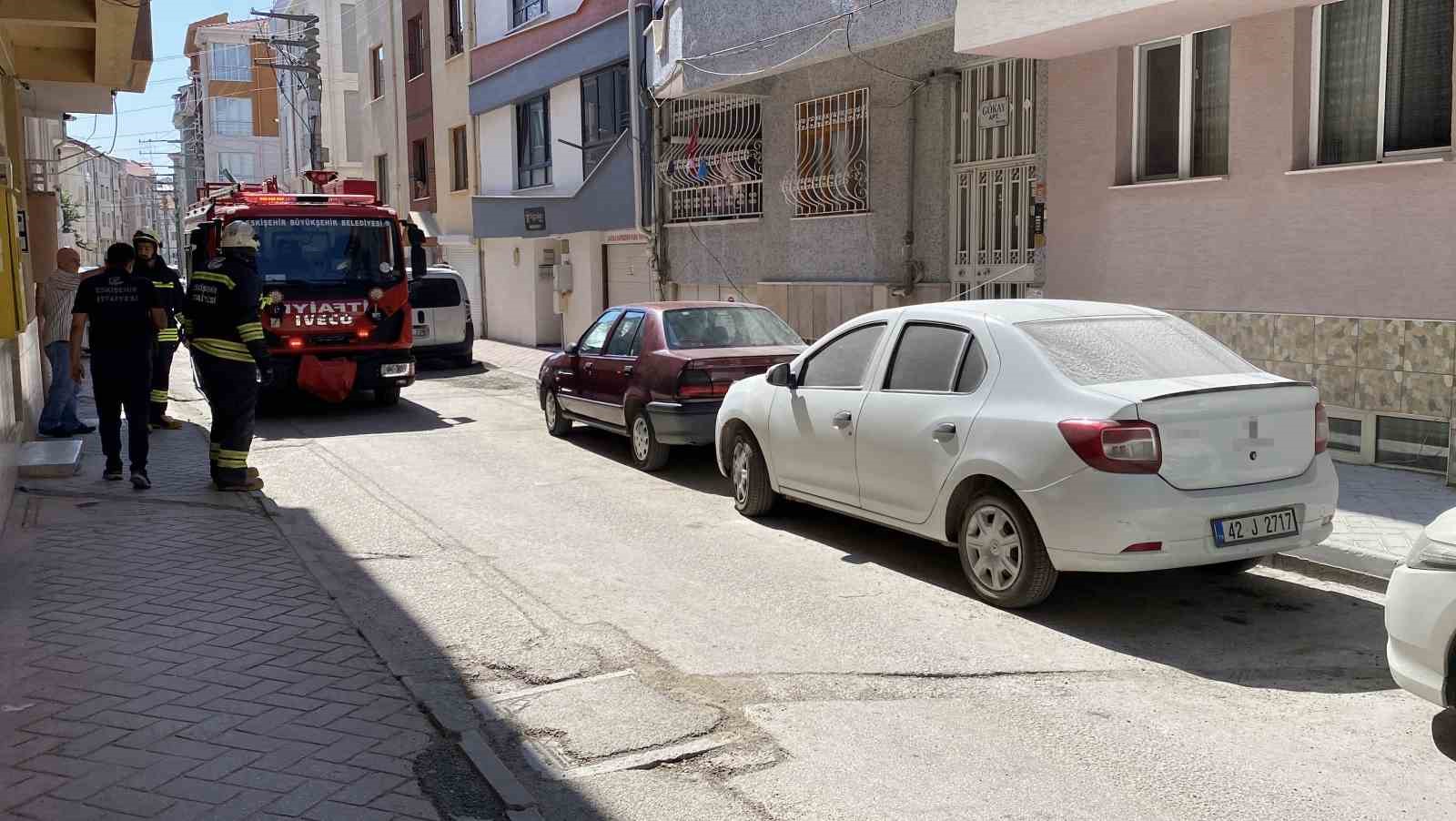 Park halindeki otomobildeki yangın büyümeden söndürüldü