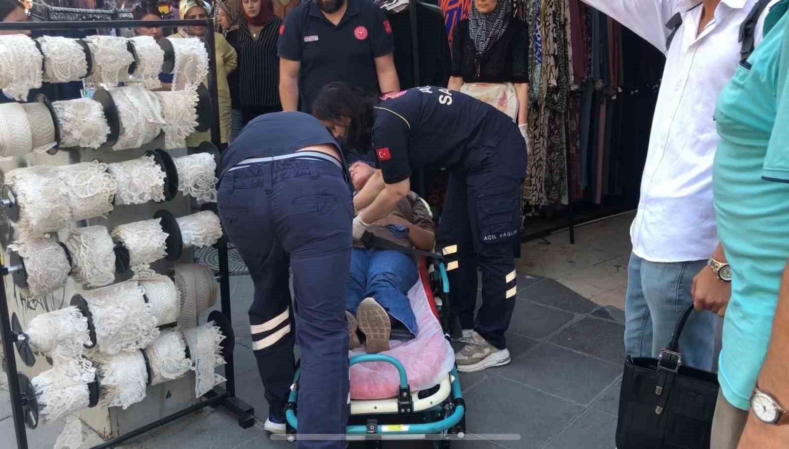 Giyim mağazası önünde aniden bayıldı, hastaneye kaldırıldı